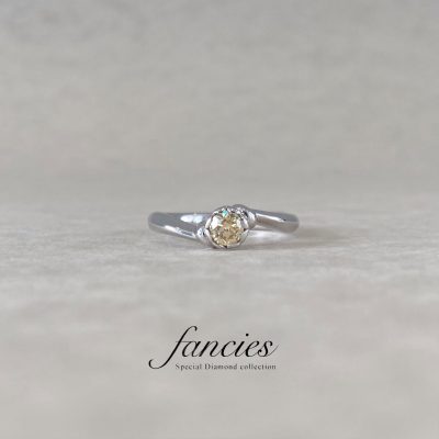 ハートモチーフのイエローダイヤモンドの婚約指輪