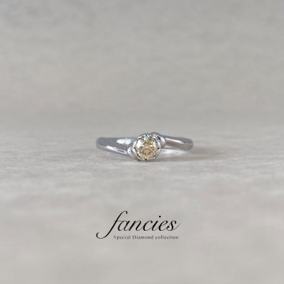 ハートモチーフのイエローダイヤモンドの婚約指輪