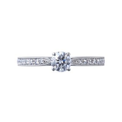 両サイドメレダイヤモンドが華やかなローズクラシックのパルファン　婚約指輪