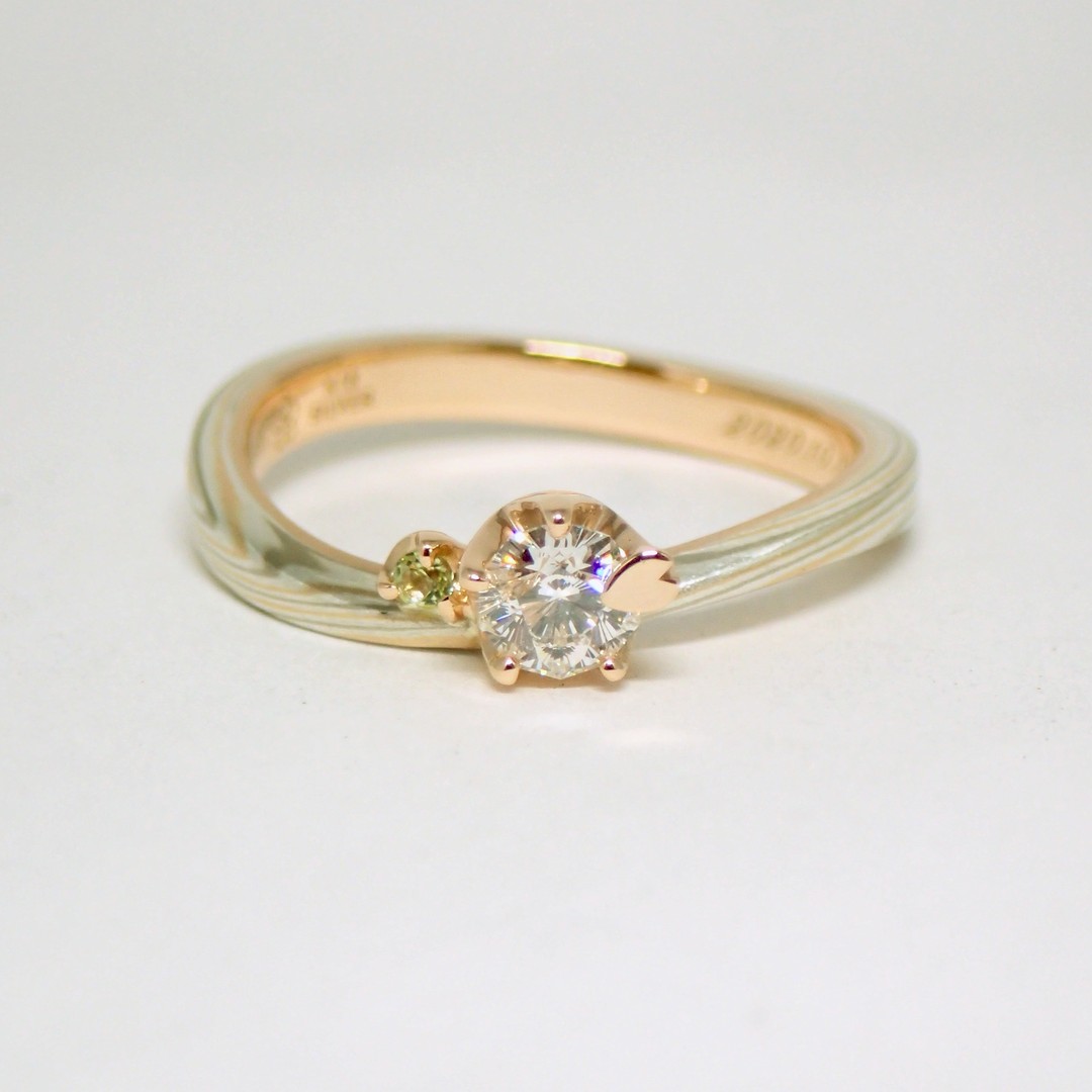 木目模様が綺麗な杢目金屋のプロポーズリング