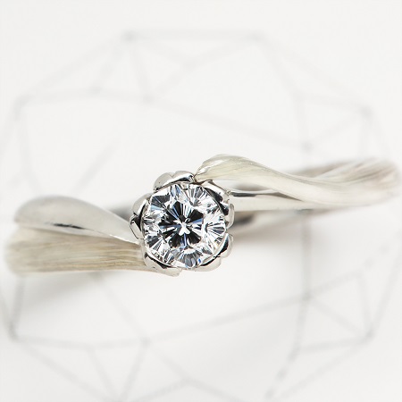 杢目金屋のさくらダイヤモンド婚約指輪