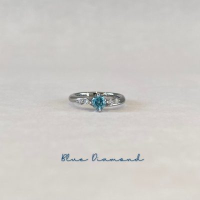 アイスブルーダイヤモンドの婚約指輪