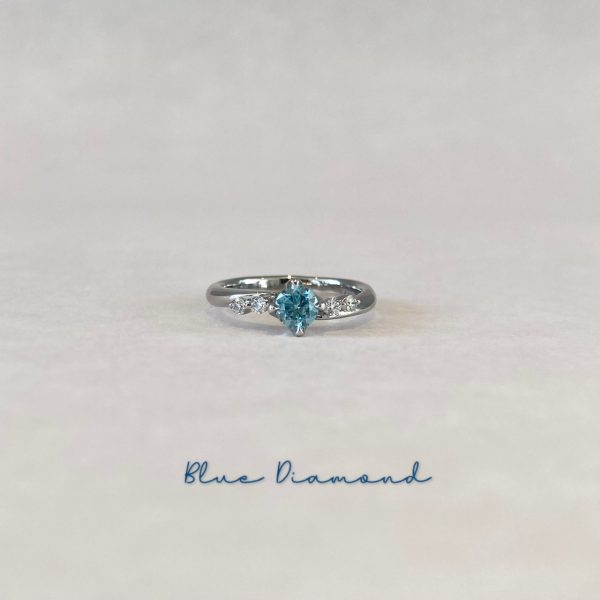 アイスブルーダイヤモンドの婚約指輪