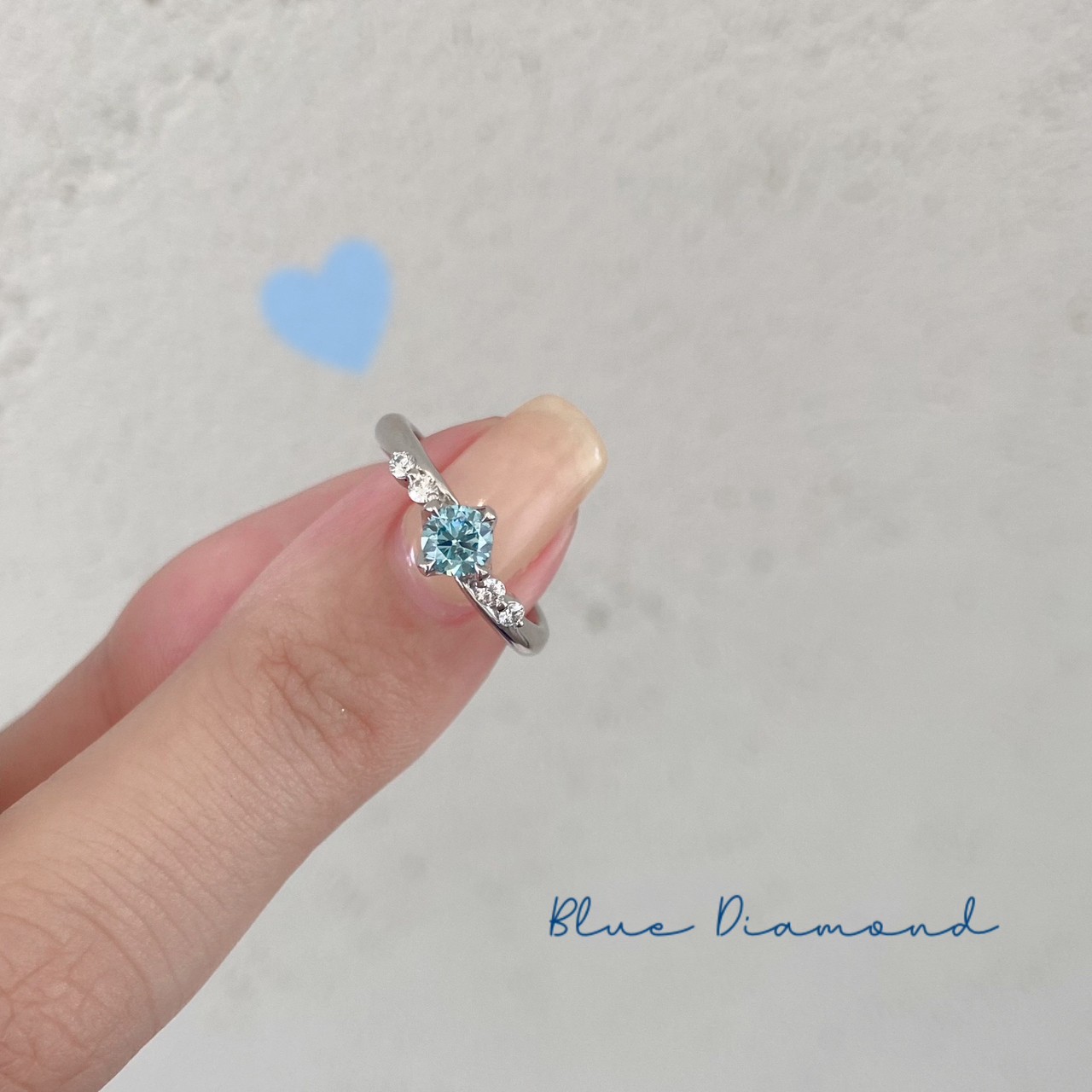 ブルーダイヤモンドの綺麗な婚約指輪