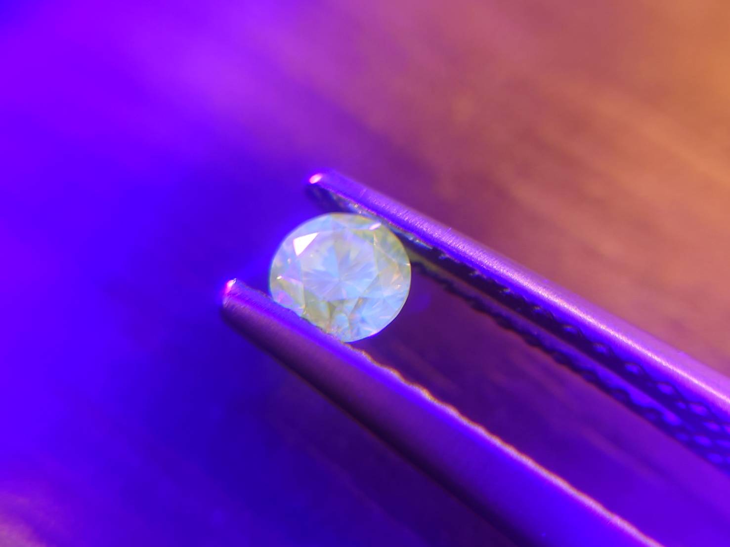 カナリアの様ない色の蛍光を示す特別なダイヤモンド