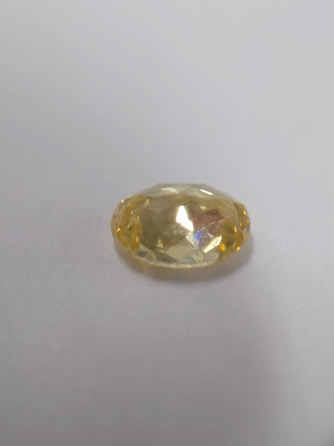 パビリオン部分もミックスカットのイエローダイヤモンド