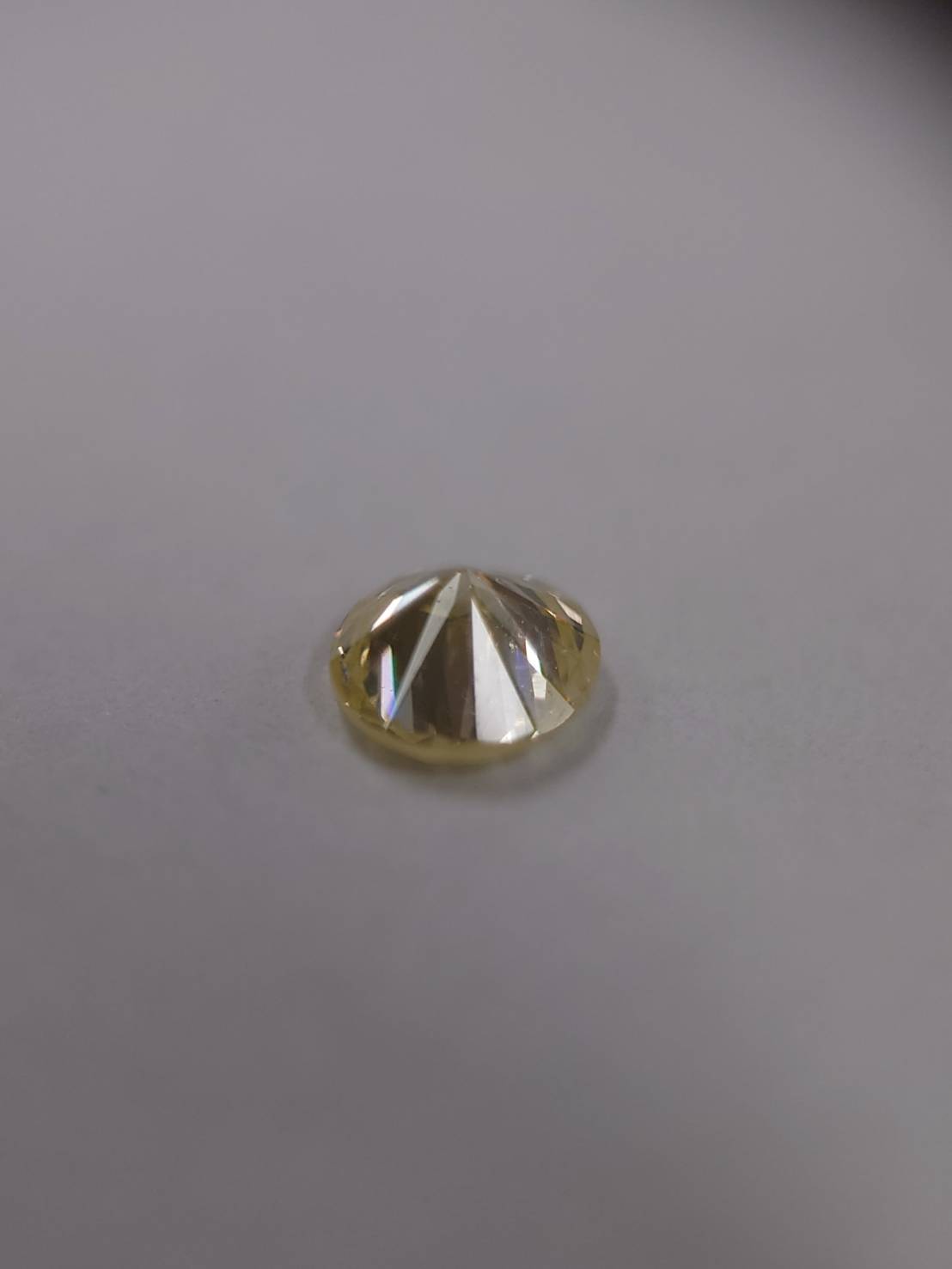 美しいダイヤモンドは裏から見ても美しい、世界に一つの輝きファンシーカラー