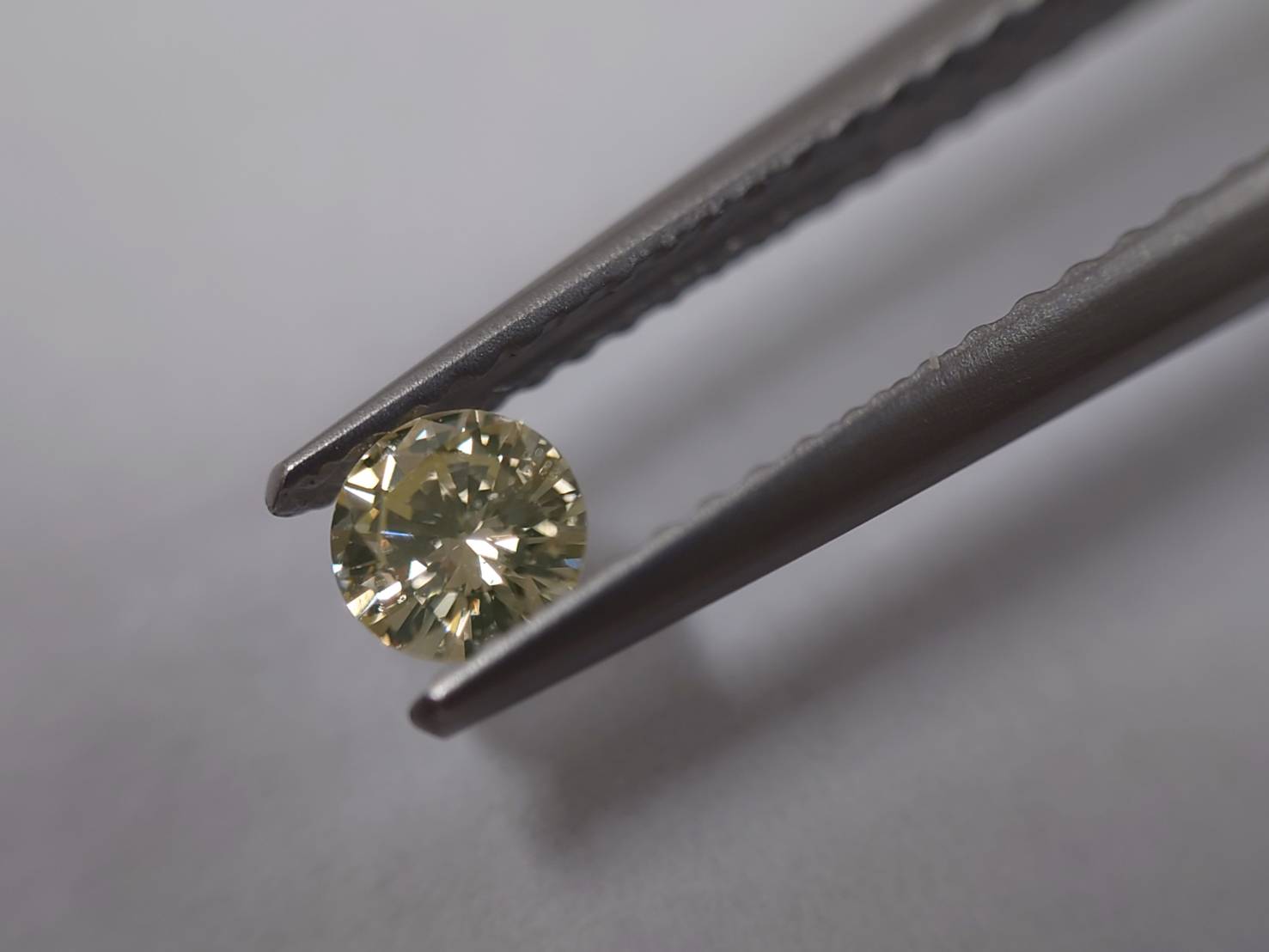 黄緑色のイエローダイヤモンドは特別な輝き