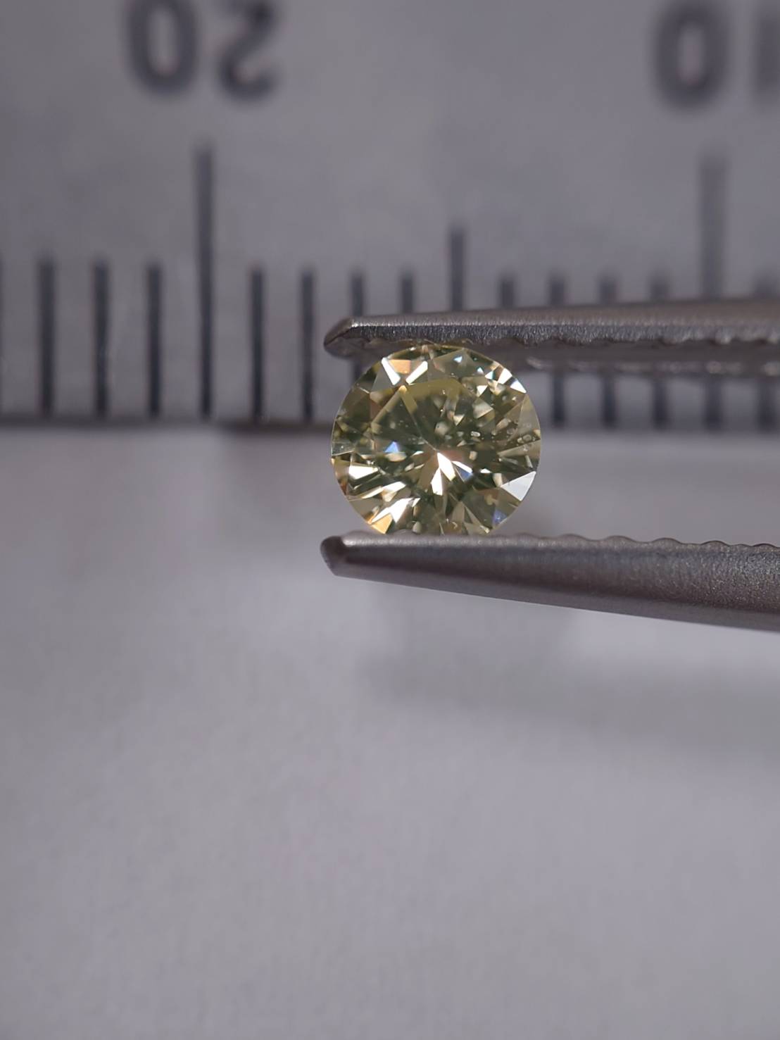 特別な輝きを放つファンシーカラーのダイヤモンド