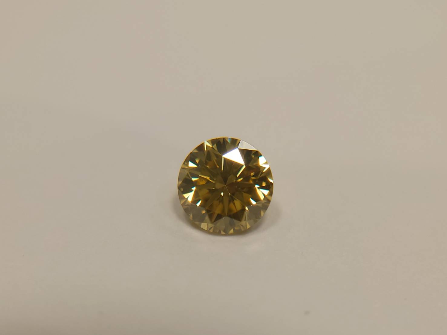 虹色と黄色のコントラストが美しいイエローダイヤモンド