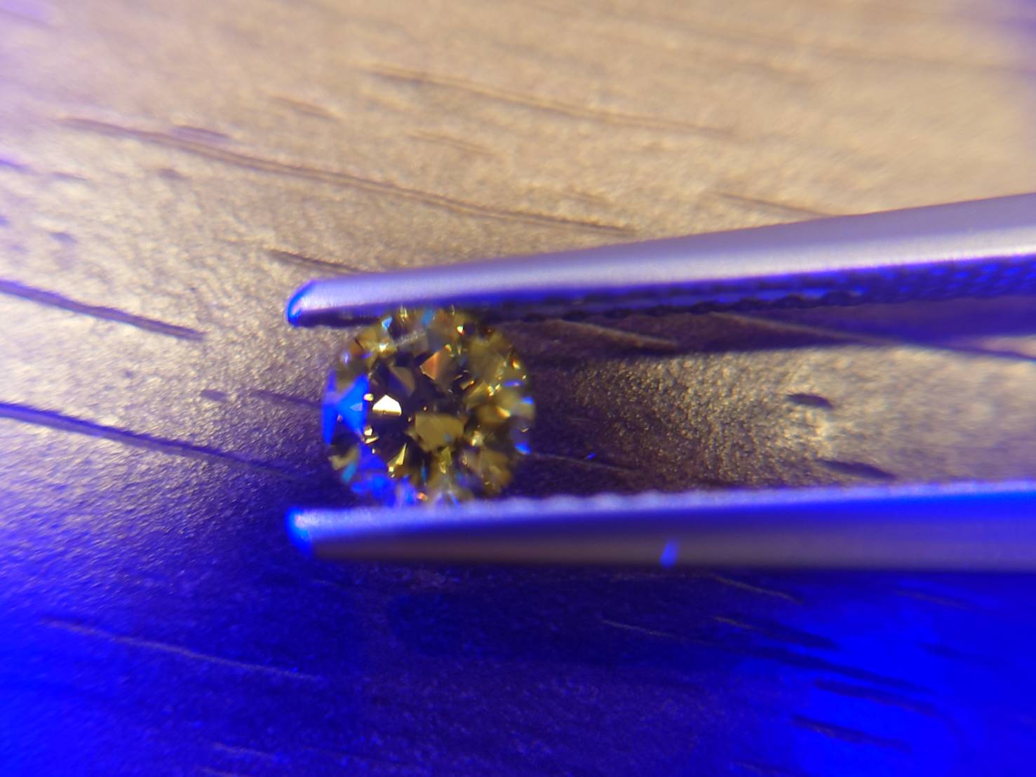 蛍光性なし、ビビッドイエローのダイヤ本物