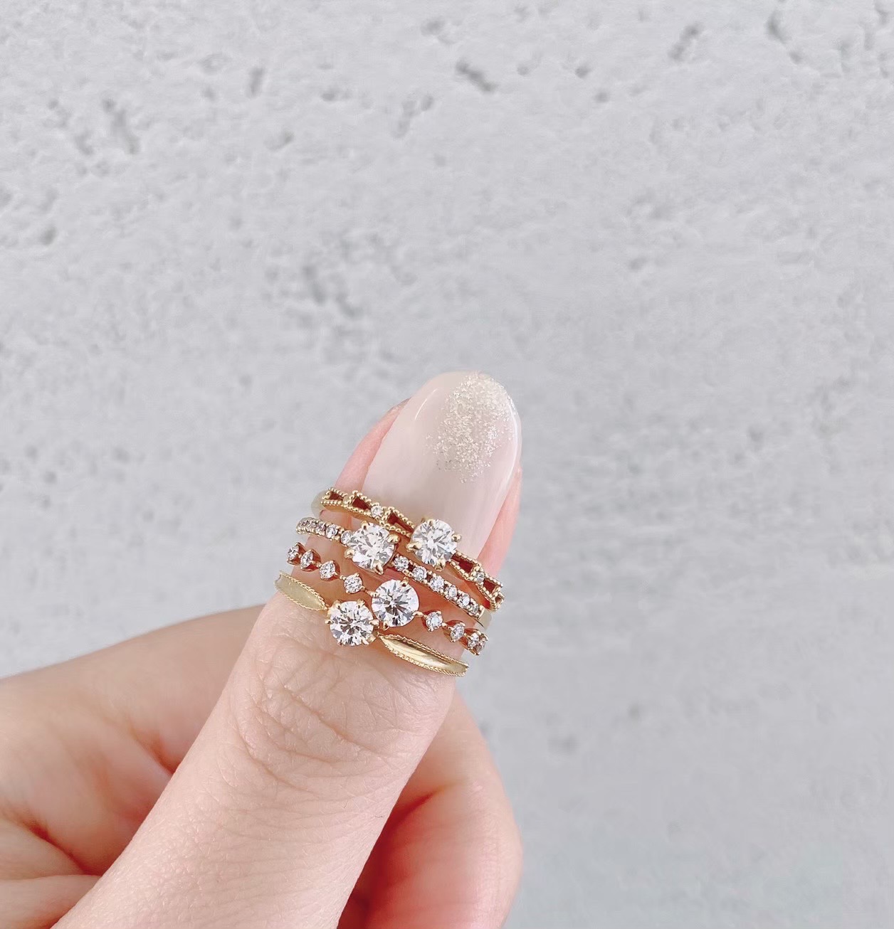 細身のオシャレな婚約指輪でプロポーズしよう