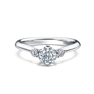 ダイヤモンドにこだわったタサキの婚約指輪がブローチで見れる