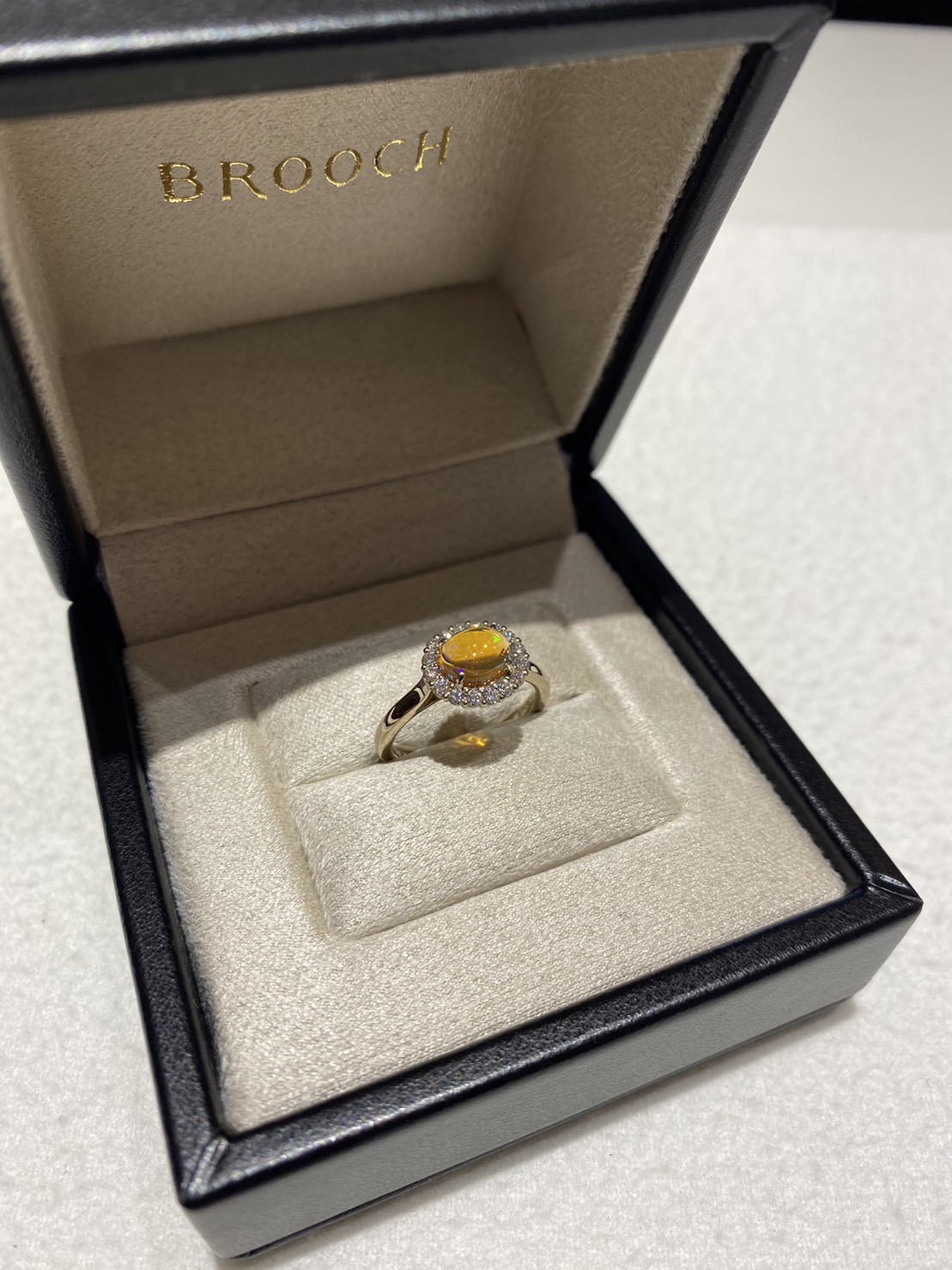 10月の誕生石オパールの特別なエンゲージリング