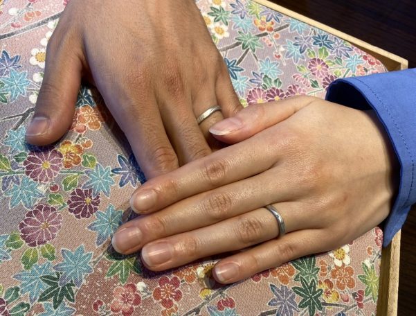 オシャレな新潟カップルが選んだ結婚指輪はシンプルさと木目模様に惹かれた杢目金屋