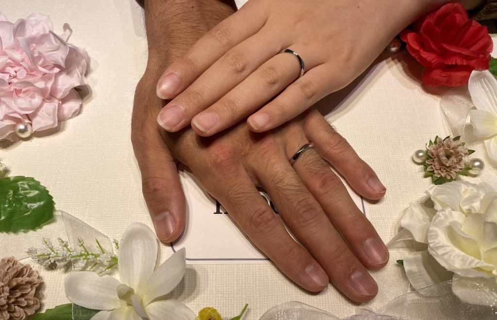新潟カップルが選んだのは人気ブランドにわかの着け心地の良いシンプルな結婚指輪