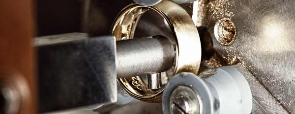 鍛造製法の結婚指輪