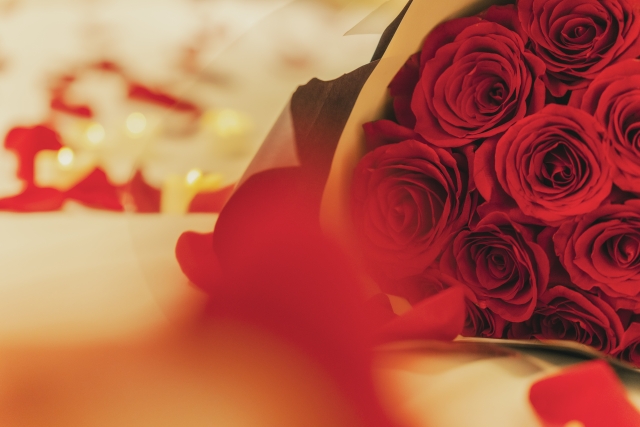 薔薇の花束でプロポーズ