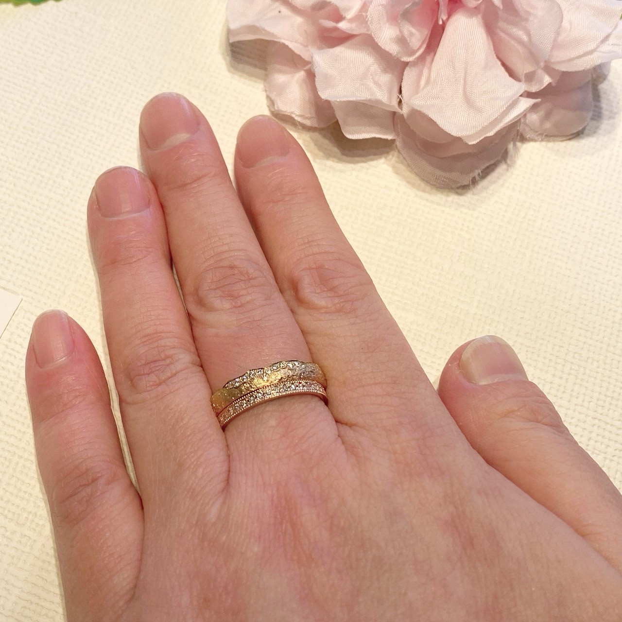 お持ちのジュエリーと重ねて楽しめるリング