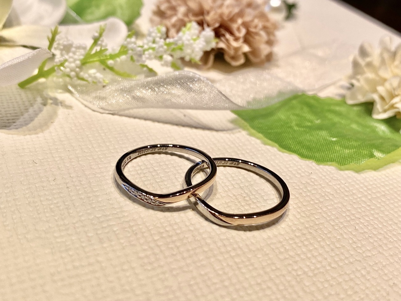 ゴールドとプラチナのコンビネーションデザインの結婚指輪