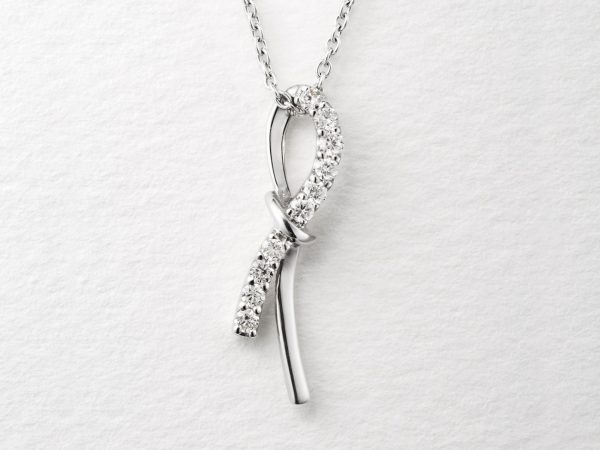 リボンのようなデザインがかわいいネックレス