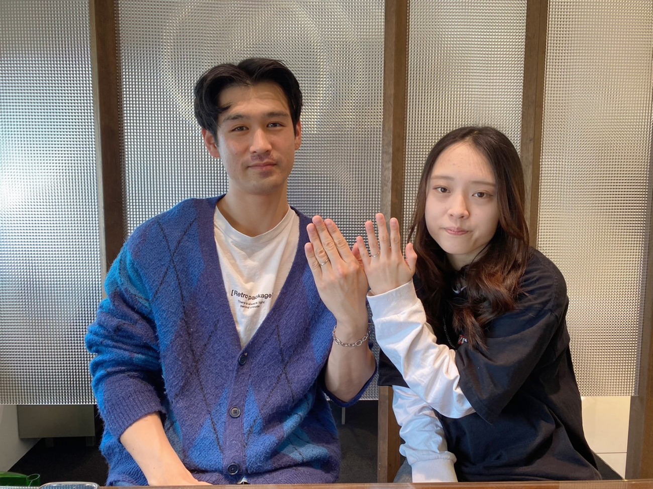 V字と仕上げがおしゃれなラパージュの結婚指輪を選んだ新潟カップルさん