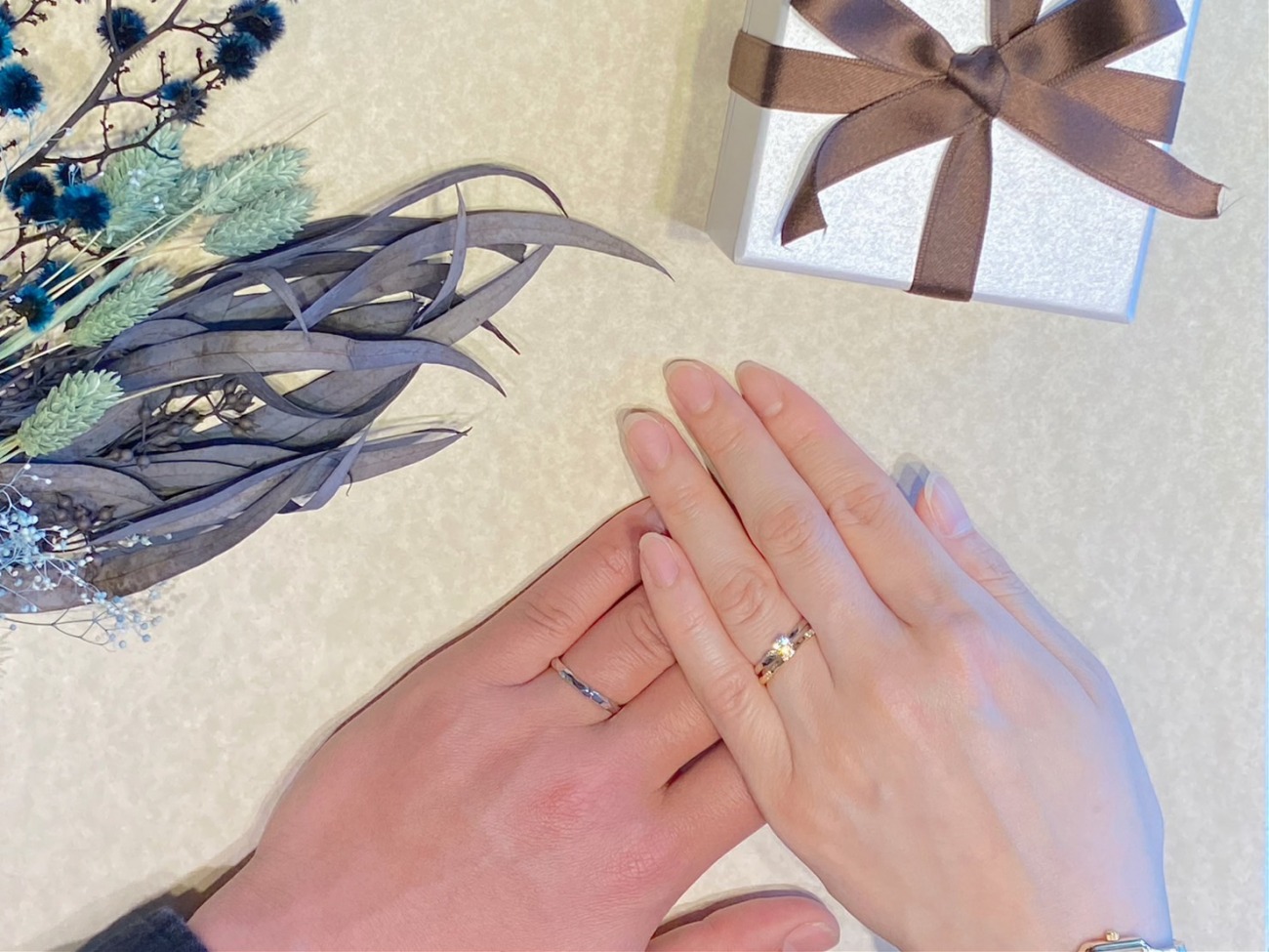 サプライズで贈ったニワカの婚約指輪と重ね着けがきれいなルシエの結婚指輪