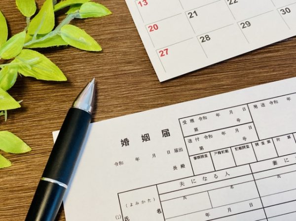 入籍届の日には結婚指輪・婚約指輪を準備したい