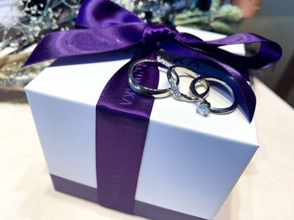 にわかのコンセプトに惹かれたおふたりが選ばれた婚約指輪＆結婚指輪の重ね付け