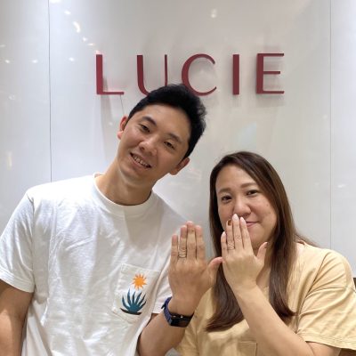 細身のウェーブラインお気に入り!ルシエの結婚指輪をお選びになった新潟カップル