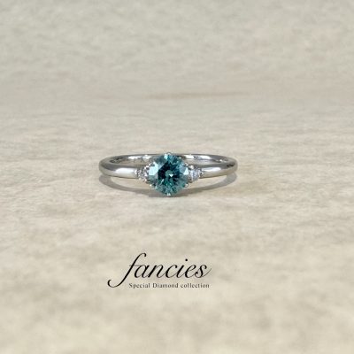 アイスブルーダイヤモンドの婚約指輪