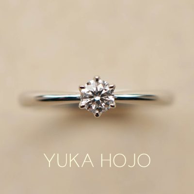 リンゴのようなデザインの婚約指輪