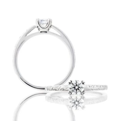 美しい大海原をコンセプトにしたエンゲージリングです。