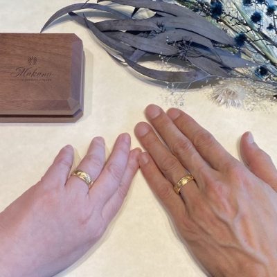ハワイアンジュエリーでつくる、世界に一組のマカナの結婚指輪