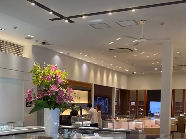 たくさんあるリングを試着