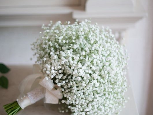 花束と婚約指輪