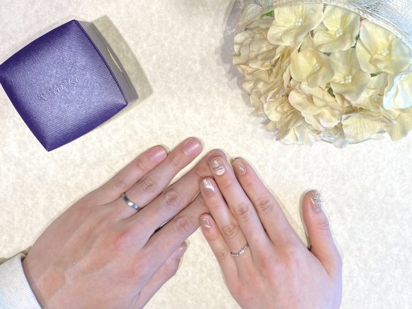 さりげないV字ラインときらめくダイヤが彩る結婚指輪。NIWAKA「睡蓮」を選ばれたおふたり