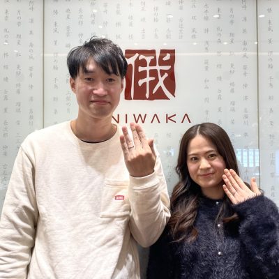 さりげないV字ラインときらめくダイヤが彩る結婚指輪。NIWAKA「睡蓮」を選ばれたおふたり