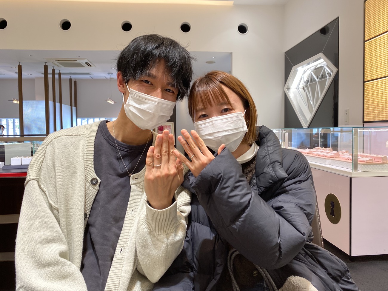 憧れのシンデレラの世界で叶えた夢のプロポーズ。Y様&K様が選んだ特別な二人の結婚指輪