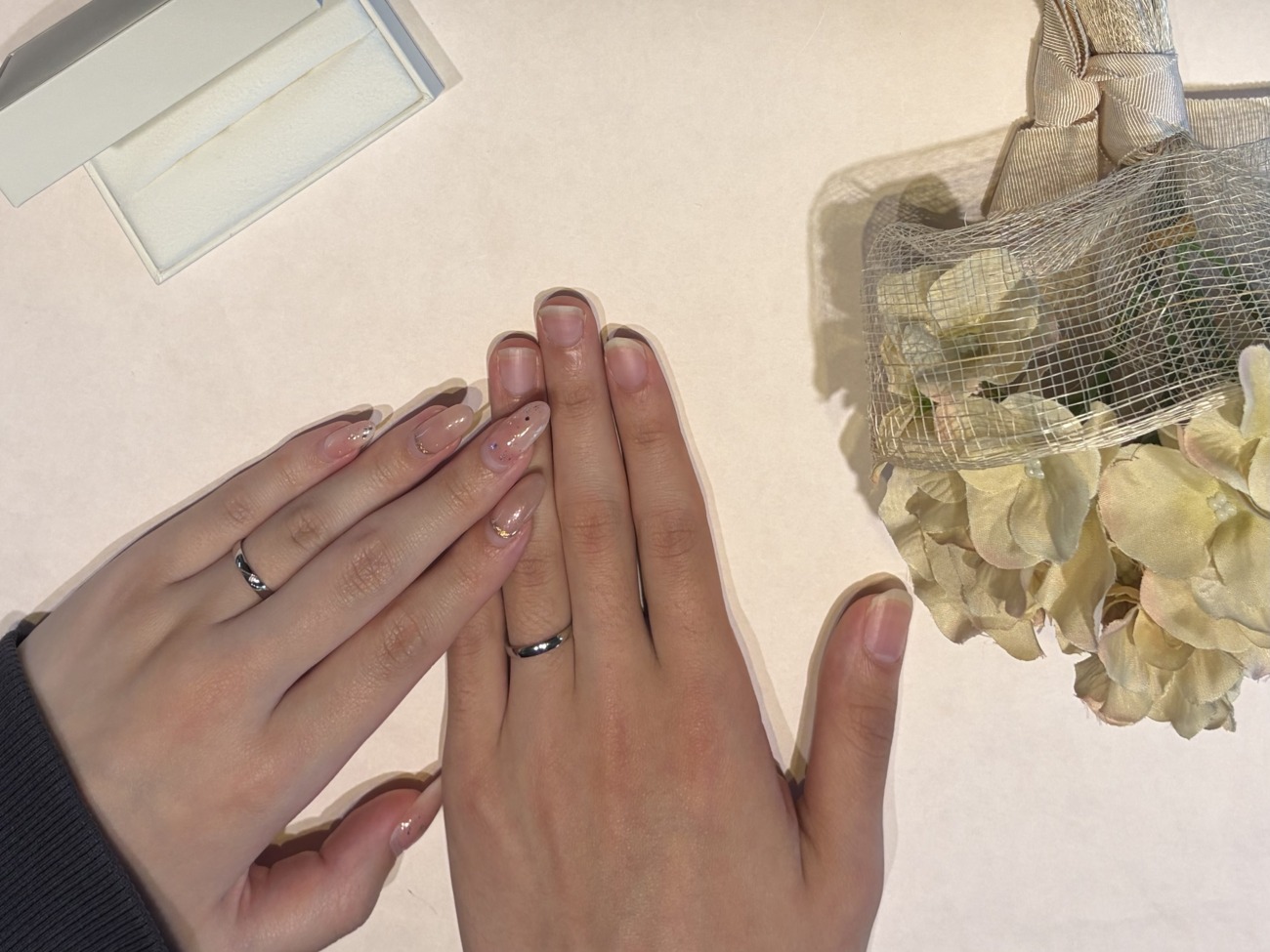 飽きのこないシンプルな美しさ。Serieux「ミント」を選ばれたおふたりの結婚指輪ストーリー