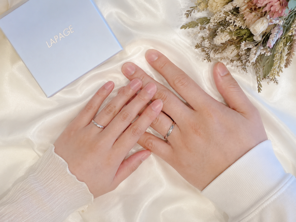 花をイメージしたデザインがおしゃれなラパージュの結婚指輪を選ばれたおふたり